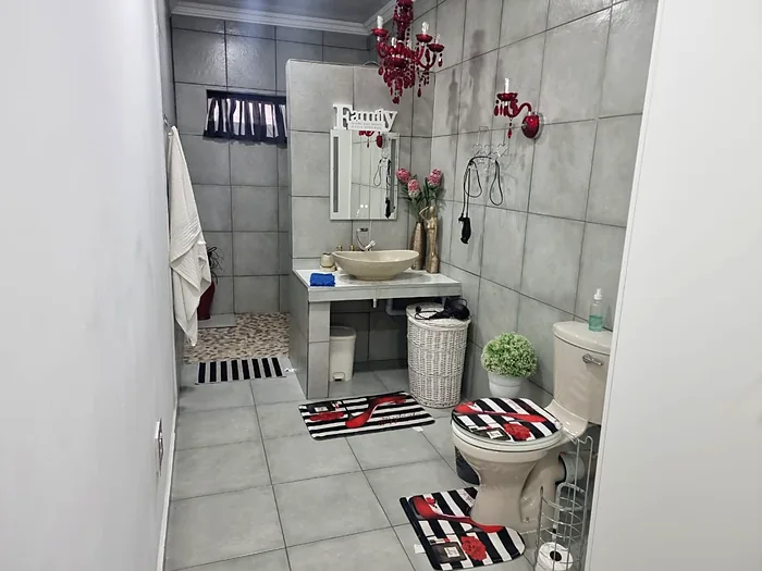 Main en-suite in Unit 5