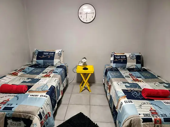 Twin bedroom in Unit 2